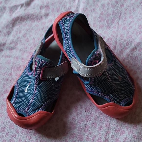 Little miss Nike Sandles Gently Worn size 7 - Picture 1 of 1